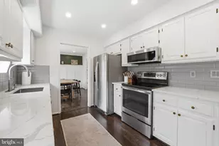 10172 Yorktown Way, Great Falls, VA 22066 - Photo 8