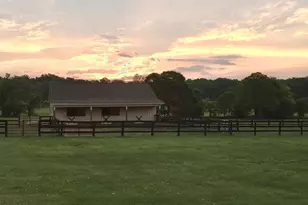 35550 W Greyfriar Dr, Round Hill, VA 20141 - Photo 2