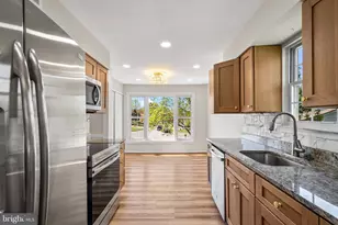 10217 McKean Ct, Great Falls, VA 22066 - Photo 12