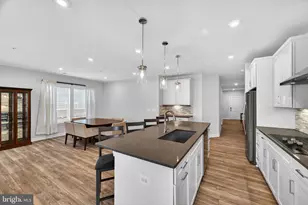 21630 Hawksbill High Cir, Sterling, VA 20164 - Photo 16