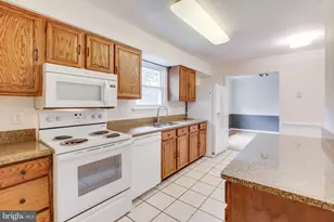 10136 Yorktown Dr, Great Falls, VA 22066 - Photo 14