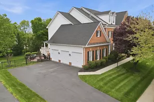 18777 Upper Meadow Dr, Leesburg, VA 20176 - Photo 2