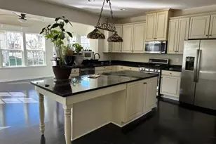 25067 Great Berkhamsted Dr, Aldie, VA 20105 - Photo 2