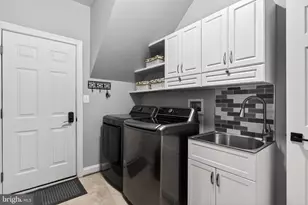 23075 Meriweather Ct, Brambleton, VA 20148 - Photo 32