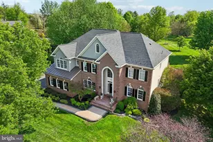 19396 Emerald Park Dr, Leesburg, VA 20175 - Photo 2