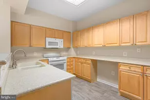 19355 Cypress Ridge Terrace, Leesburg, VA 20176 - Photo 10