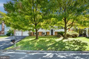 207 Silverleaf Dr, Sterling, VA 20164 - Photo 2