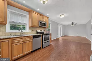 128 Briarwood Ct, Sterling, VA 20164 - Photo 6