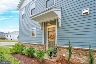 19006 Coral Reef Sq, Leesburg, VA 20176 - Photo 2