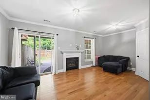 25203 Dunvegan Square, Chantilly, VA 20152 - Photo 2