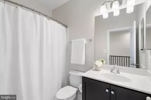 22807 Breezy Hollow Dr, Brambleton, VA 20148 - Photo 32