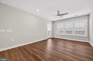 21630 Hawksbill High Cir, Sterling, VA 20164 - Photo 16