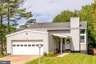 205 Magnolia Ct, Sterling, VA 20164 - Photo 2