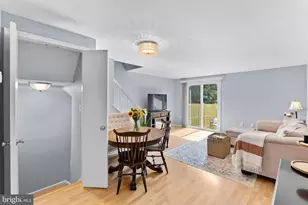 13 Fairmont Pl, Sterling, VA 20165 - Photo 4