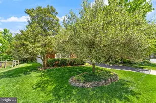 21004 Fowlers Mill Cir, Ashburn, VA 20147 - Photo 4