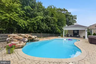 43909 Churchill Glen Dr, Chantilly, VA 20152 - Photo 2
