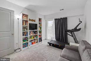1054 Warwick Ct, Sterling, VA 20164 - Photo 32