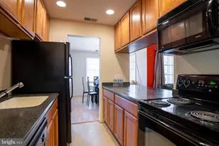 105 Westwick Ct, Sterling, VA 20165 - Photo 4
