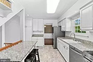 10163 Yorktown Way, Great Falls, VA 22066 - Photo 8