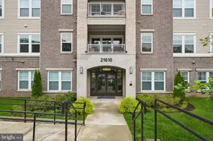 21610 Hawksbill High Cir, Sterling, VA 20164 - Photo 2