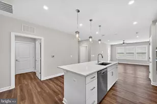 21630 Hawksbill High Cir, Sterling, VA 20164 - Photo 10