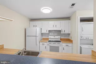1066 Mycroft Ct, Sterling, VA 20164 - Photo 8