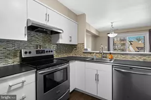 1043 Warwick Ct, Sterling, VA 20164 - Photo 2