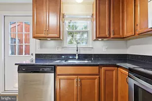 33 Alden Ct, Sterling, VA 20165 - Photo 8