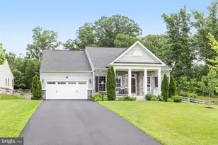 26798 Barnsley Pl, Chantilly, VA 20152 - Photo 2