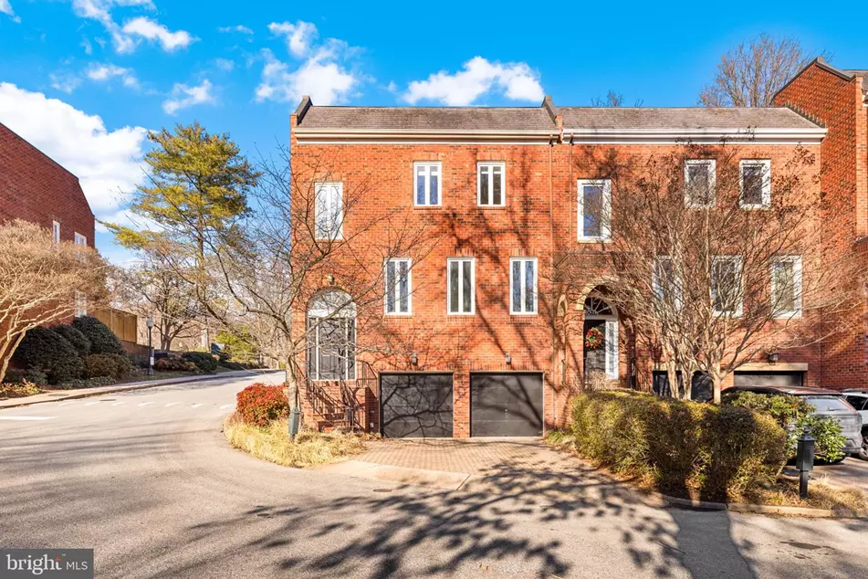Front exterior of 3988 Georgetown Court NW