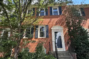 10152 Village Knolls Ct, Oakton, VA 22124 - Photo 1