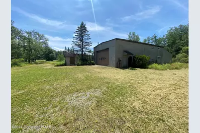  140 Roads End, Long Pond, PA 18334 - Photo 2