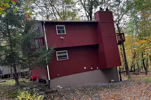 124 Saunders Dr, Bushkill, PA 18324 - Photo 1