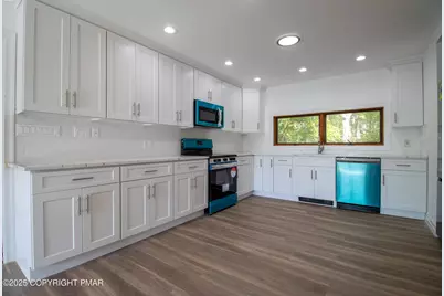  1142 Yorkshire Lane, Bushkill, PA 18324 - Photo 2