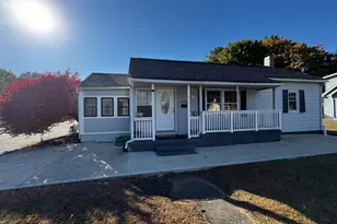 1027 Chipperfield Dr, Stroudsburg, PA 18360 - Photo 2