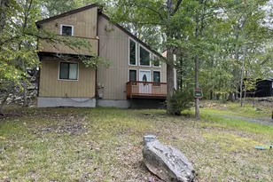 5031 Woodbridge Dr, Bushkill, PA 18324 - Photo 1