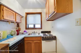 385 Saunders Dr, Bushkill, PA 18324 - Photo 8