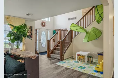  2127 Warwick Circle, Coolbaugh Township, PA 18466 - Photo 4