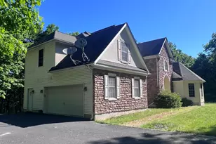 371 Joanne Ct, Bartonsville, PA 18321 - Photo 2