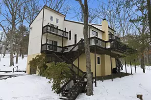 176 Manchester Dr, Bushkill, PA 18324 - Photo 1