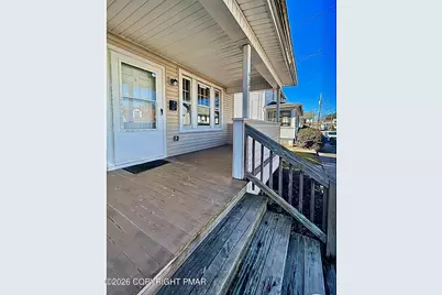  424 E Cranberry Avenue, Hazleton, PA 18201 - Photo 2