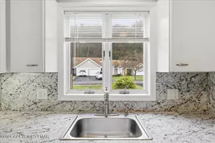 114 Duck Hollow Cir, Stroudsburg, PA 18360 - Photo 8