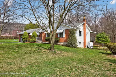  811 Hawthorne Lane, Pen Argyl, PA 18072 - Photo 4