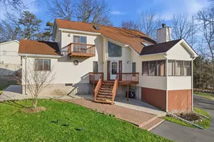 110 Bexhill Ct, Bushkill, PA 18324 - Photo 2