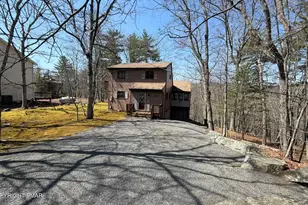 127 Dorchester Dr, Bushkill, PA 18324 - Photo 2