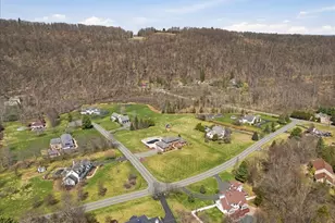 2506 Red Fox Ln, Stroudsburg, PA 18360 - Photo 2