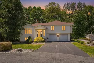 240 Oxford Cir, Stroudsburg, PA 18360 - Photo 2
