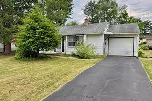 1111 Hillcrest Dr, Stroudsburg, PA 18360 - Photo 2