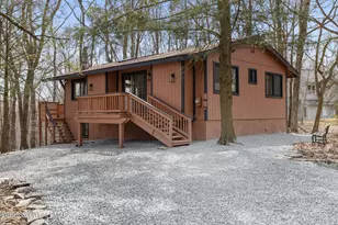530 Maple Ridge Dr, Hawley, PA 18428 - Photo 2