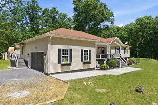 3172 Bluebird Dr, Bushkill, PA 18324 - Photo 2